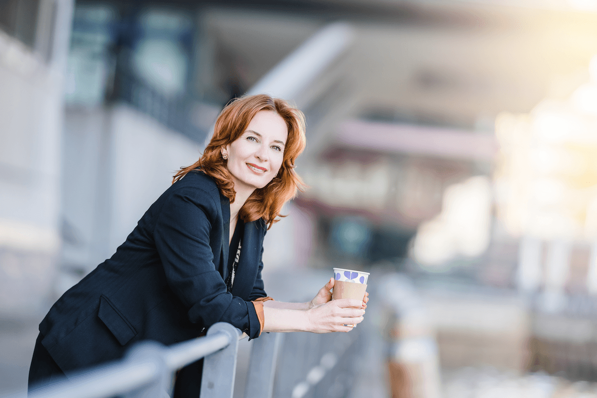 Tanja Merkens in der Hafen City bei einer Kaffeepause